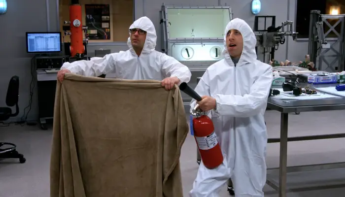 『ビッグバン★セオリー』で、レナードとハワードは実験室に入った鳥を捕まえようとする