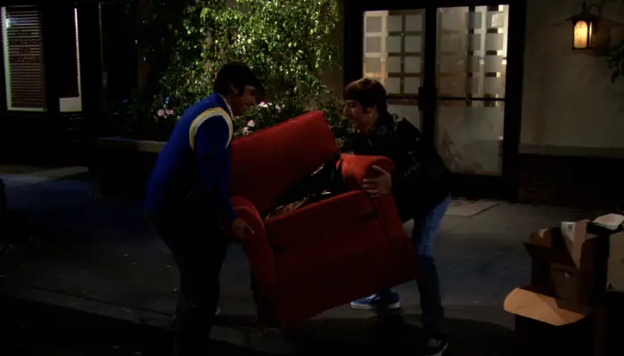 『ビッグバン★セオリー』で、ハワードとラジは赤い椅子を持ち上げる