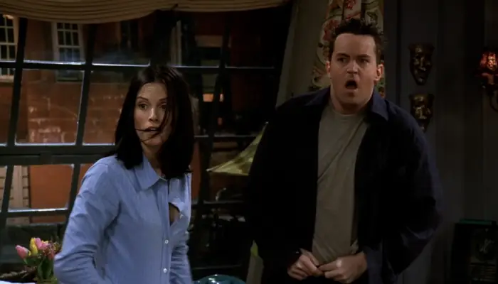 『フレンズ』で、チャンドラーとモニカは付き合っているのをロスに見つかる