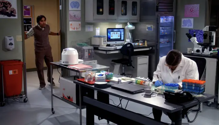 『ビッグバン★セオリー』で、ラジはエイミーの研究所を訪れる