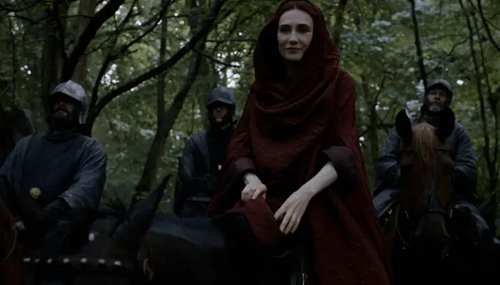 『ゲーム・オブ・スローンズ』で、馬に乗るメリサンドル