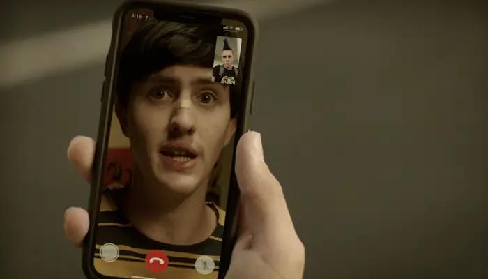 『コブラ会』で、ホークはデミトリと通話