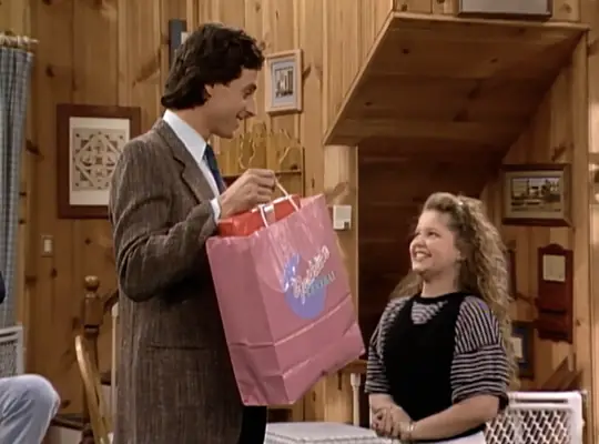 『フルハウス』で、ダニーはバレンタインデーに子供たちにプレゼントを買ってくる